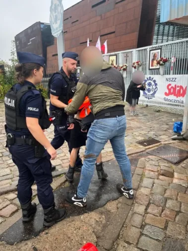 aktywiści ostatniego pokolenia oblali farbą bramę nr 2 stoczni gdańskiej