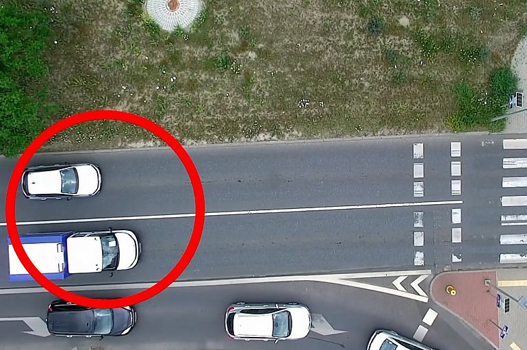 kontrola z policyjnym dronem na przejściach dla pieszych