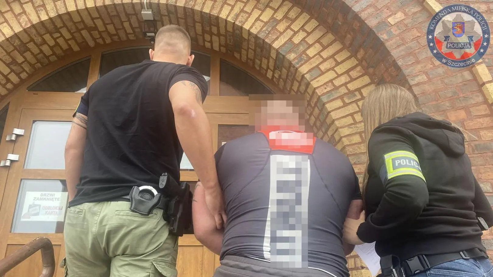 policjanci zatrzymali poszukiwanego z czterema listami gończymi w stanie nietrzeźwym