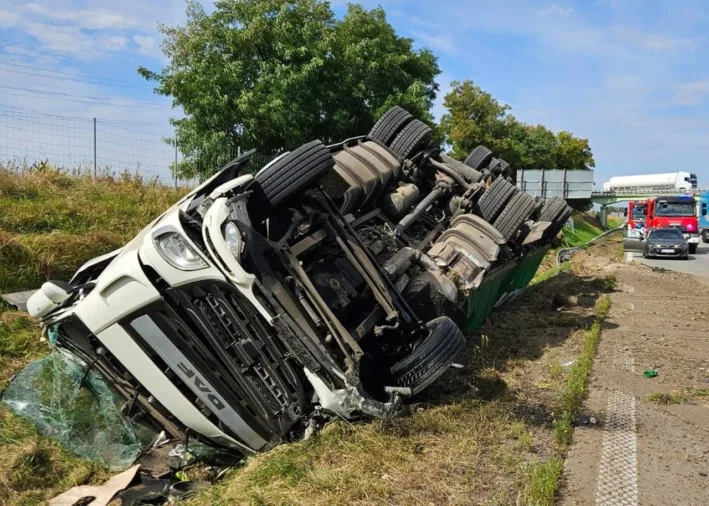 poważny wypadek ciężarówki na autostradzie a4