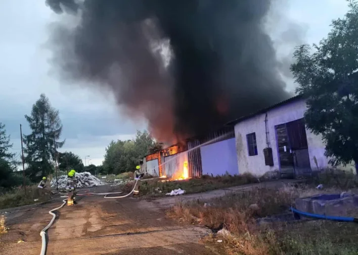 pożar hali magazynowej w chróścinie trwa akcja gaśnicza