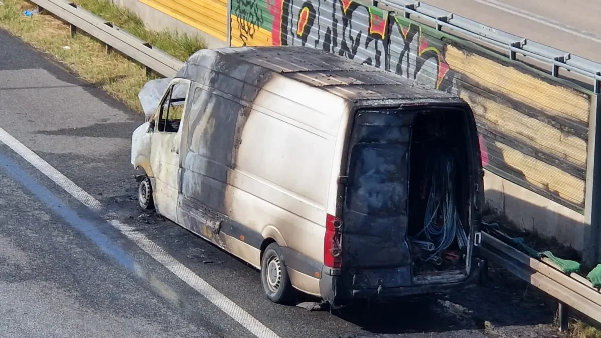 pożar samochodu dostawczego na s8 w warszawie