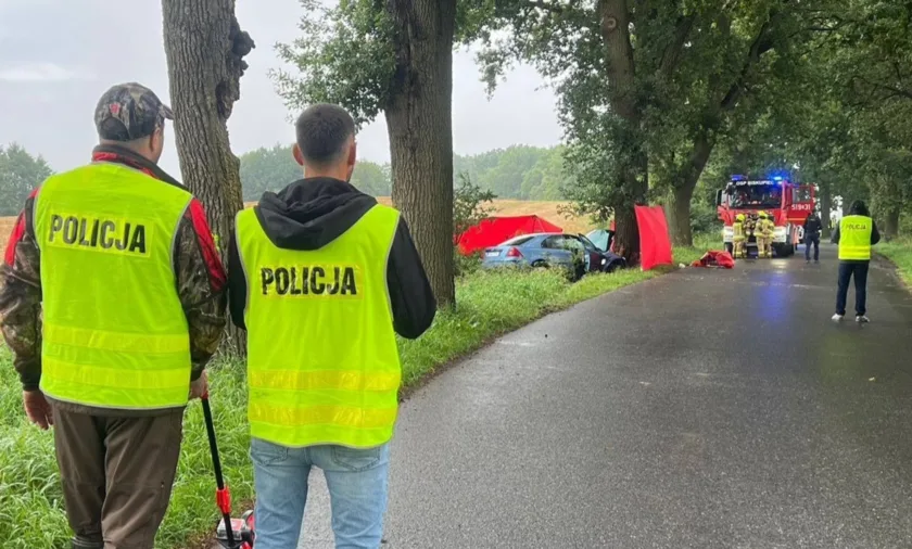 tragiczny wypadek w piotrowicach ford uderzył w drzewo, kierowca zginął