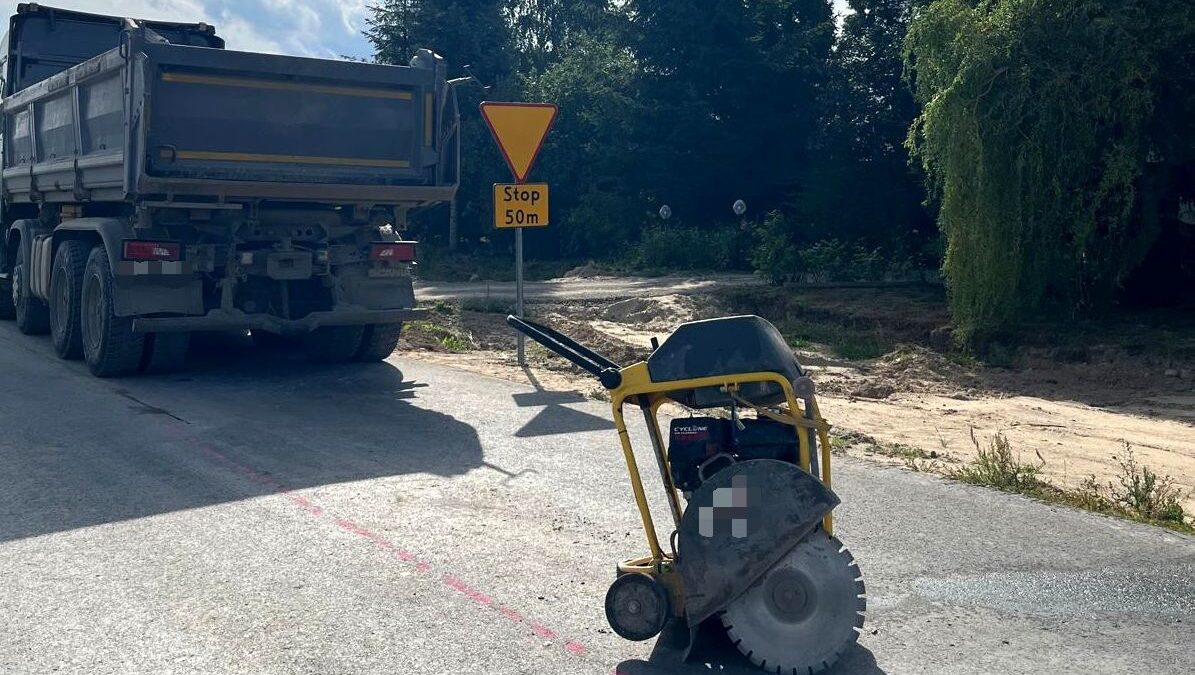 wypadek przy pracy potrącenie 21 latka podczas remontu drogi