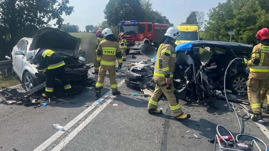 zderzenie czołowe dwóch osobówek na krajowej 48 trzy osoby ranne