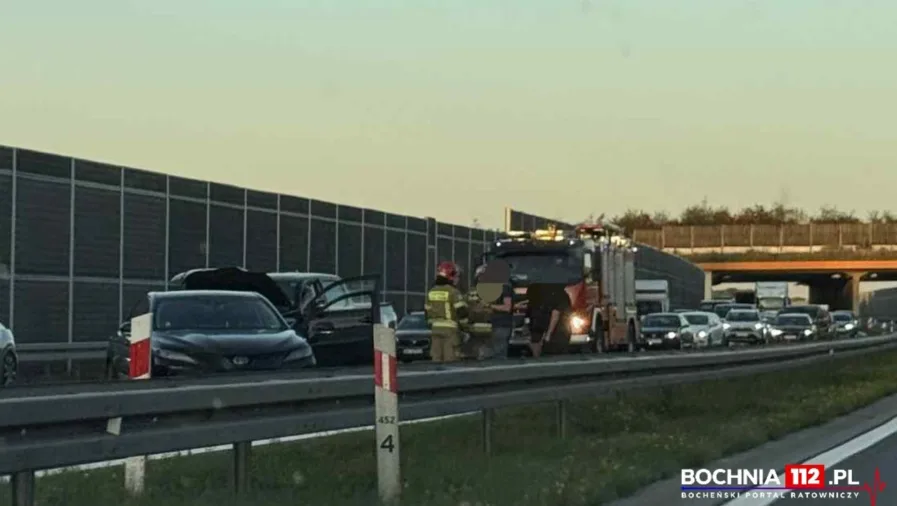Dwa samochody zderzyły się na A4, ranny kierowca