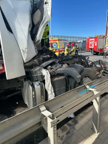 Groźny wypadek na trasie S2 – zakleszczona kobieta