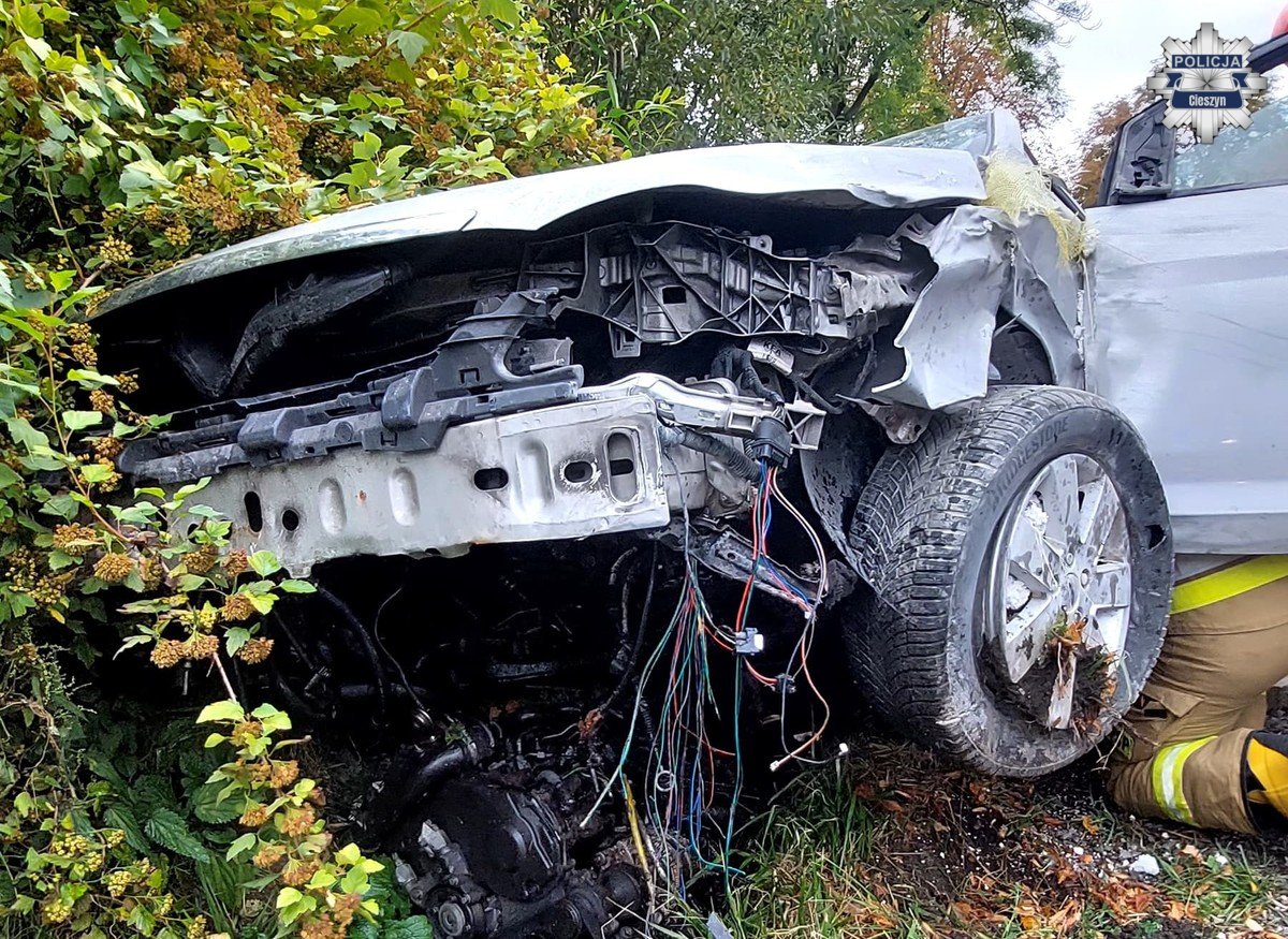 groźny wypadek w cieszynie nietrzeźwy kierowca uderzył w budynek 1 | Zbrodnia Dnia groźny wypadek w cieszynie nietrzeźwy kierowca uderzył w budynek 1