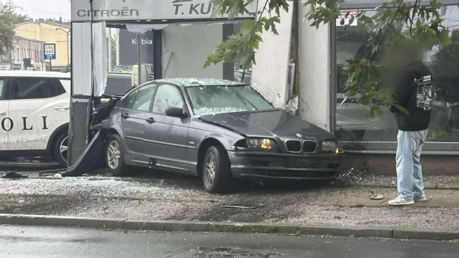 groźny wypadek w Łodzi. bmw zatrzymało się na ścianie budynku – kompleksowa analiza i raport