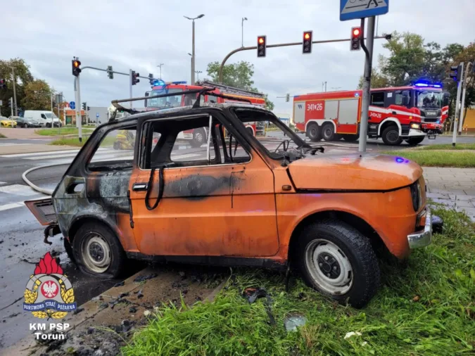 pożar fiata 126p w toruniu
