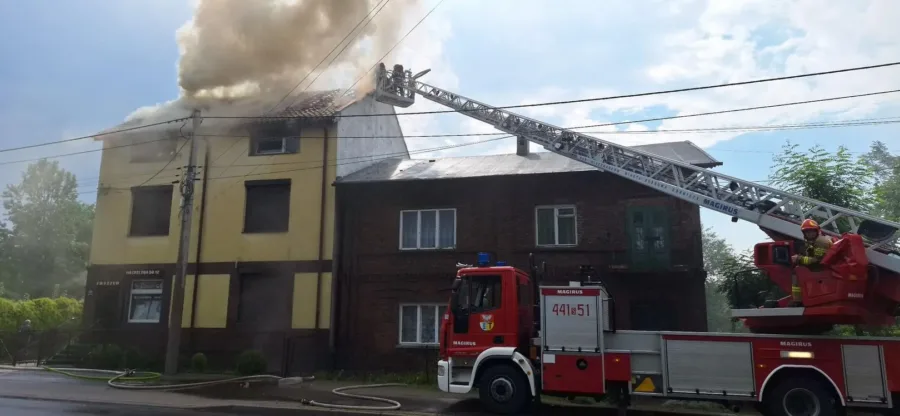 pożar domu w dąbrowie górniczej po uderzeniu pioruna