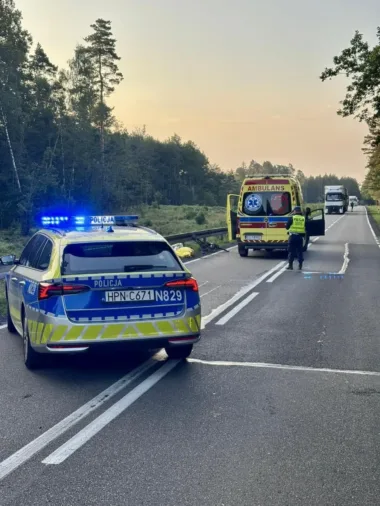 Śmiertelny wypadek na dk21 potrącenie 75 letniego rowerzysty przez dostawczy renault.