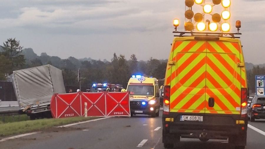 Śmiertelny wypadek na autostradzie a4 w morawicy kierowca busa zmarł po uderzeniu w bariery.