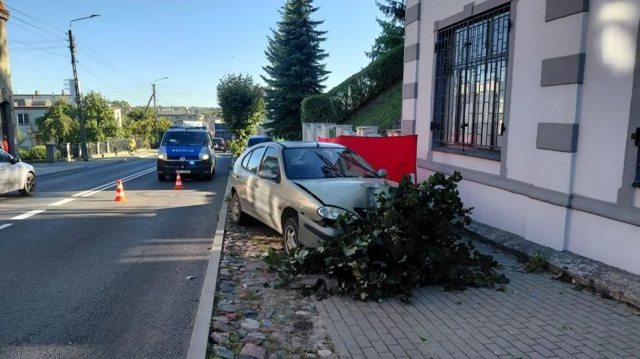Śmiertelny wypadek samochodowy w więcborku kierowca zginął po uderzeniu w drzewo – kompleksowa analiza i raport
