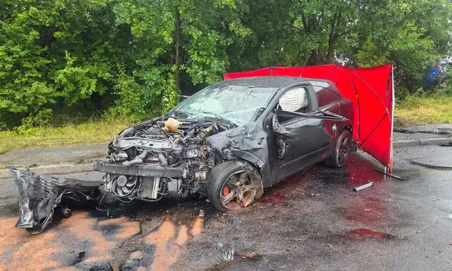 Śmiertelny wypadek w legnicy auto uderzyło w drzewo