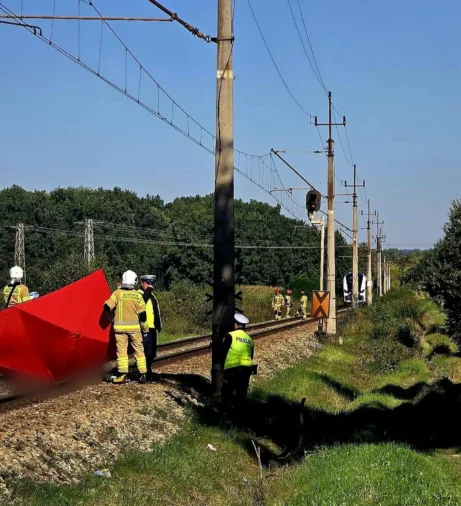 Tragedia na torach. Pociąg potrącił rowerzystę