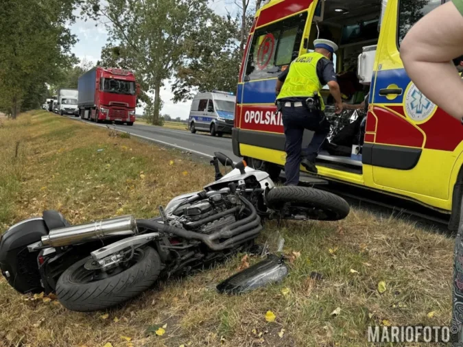 wypadek motocyklisty i kolizja trzech aut na dk45 w zawadzie