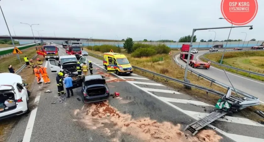 wypadek na autostradzie a2 w okolicy Łowicza zderzyły się cztery pojazdy