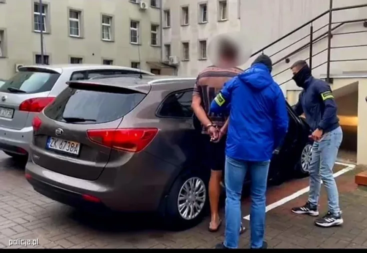 zatrzymany agresywny mężczyzna odpowie za atak na policjantów – kompleksowa analiza i raport