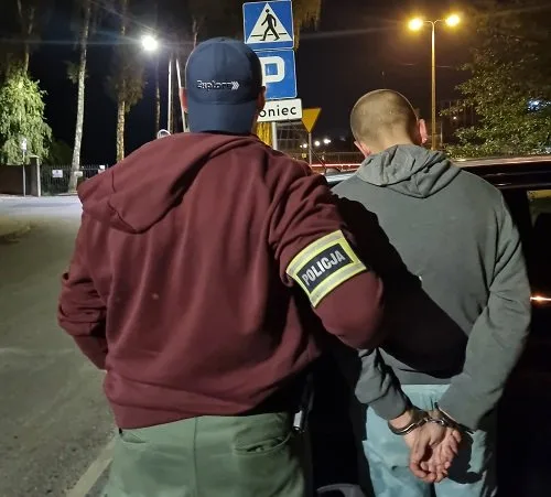 zatrzymany sprawca rozboju wpadł z narkotykami i trafił do aresztu – kompleksowa analiza i raport