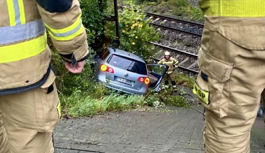 Kierowca zasłabł i zjechał z nasypu kolejowego w Opatówku