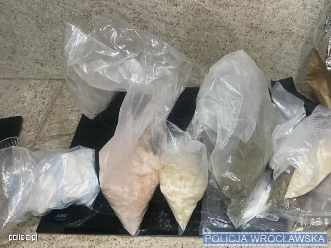 Ujawnienie prawie 6 kg narkotyków przez policjantki z Wrocławia