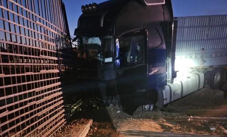 Wypadek ciężarówki na budowie obwodnicy w Niedzieliskach