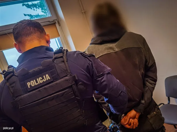 Zatrzymanie 49-latka za atak nożem na policjantów