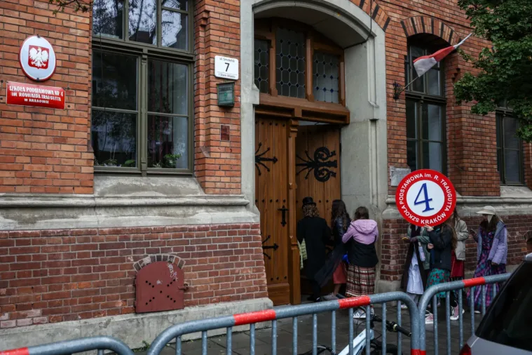 Uczeń podpalił salę w Szkole Podstawowej – ewakuacja 450 osób