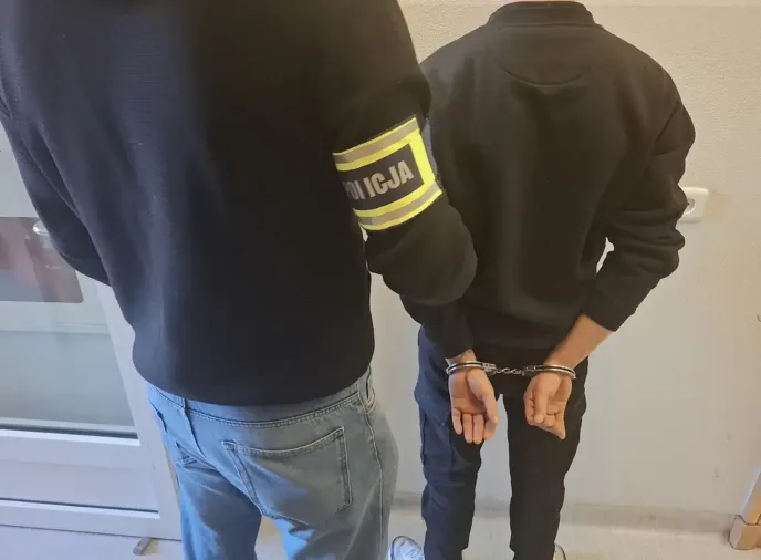 17-latek wpadł na nalot policji z narkotykami – Zatrzymanie trzech osób w Olsztynie