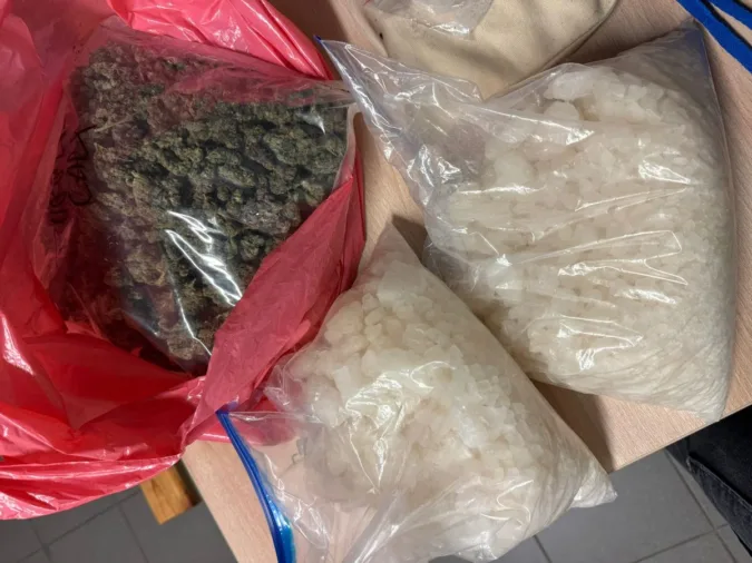 Poznańscy policjanci zatrzymali handlarzy narkotykami — zabezpieczyli ponad 1 kg narkotyków
